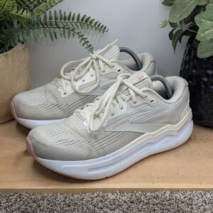 Brooks Women's Beige and White Athletic Shoes